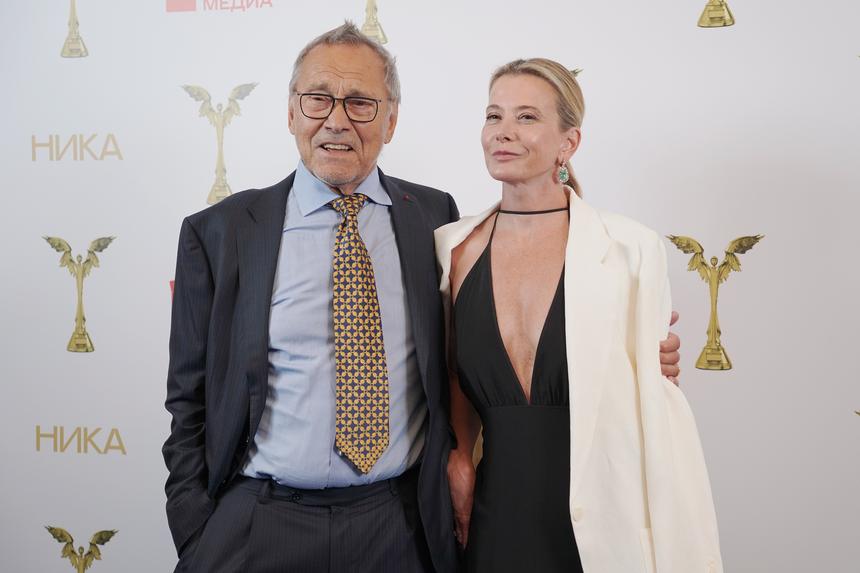 «Целая неделя восторга»: Юлия Высоцкая поделилась романтическими снимками с 88-летним Кончаловским