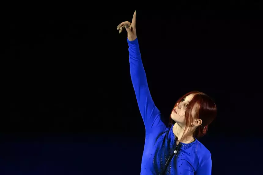 Недавно родившая Александра Трусова вышла на поудиум во время модного показа