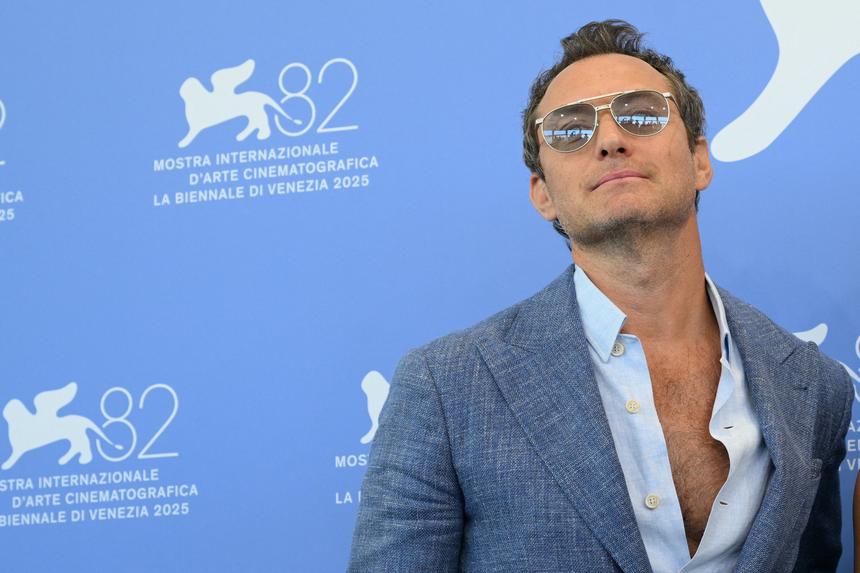 Джуд Лоу в расстегнутой рубашке появился на премьере фильма о России в Венеции