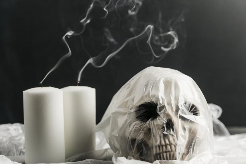 «Его сейчас нигде нет»: мужчина хотел обналичить счет и узнал, что умер