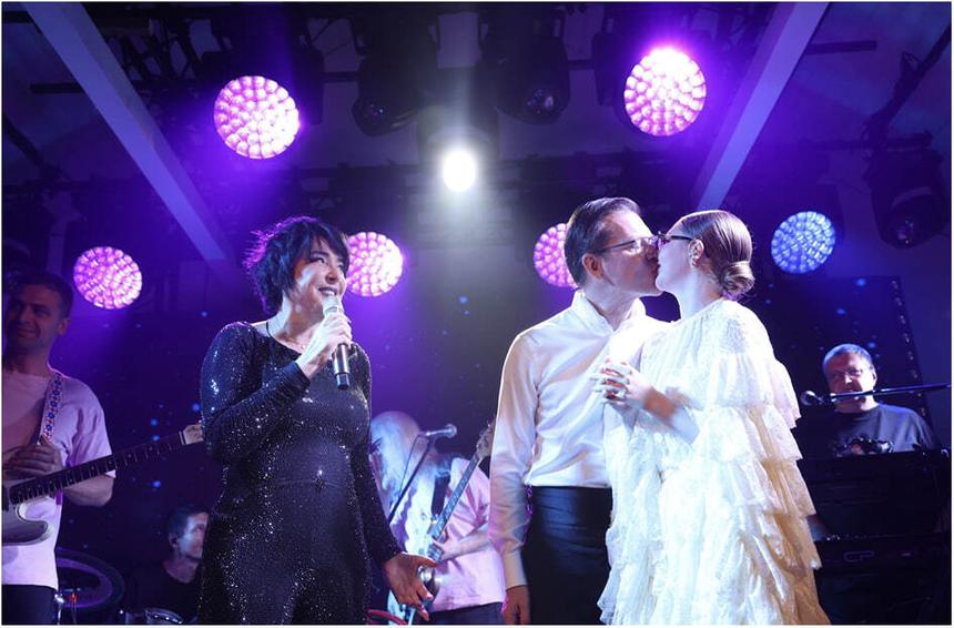 Исполнила с молодоженами хит «Пошлю его на»: Лолита выдала замуж певицу и «Мисс Дубай» Анастасию Казанцеву