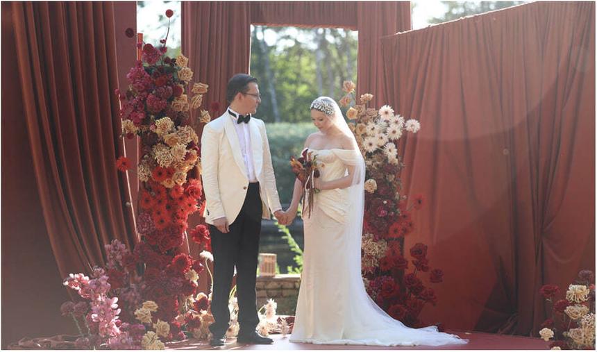 Исполнила с молодоженами хит «Пошлю его на»: Лолита выдала замуж певицу и «Мисс Дубай» Анастасию Казанцеву