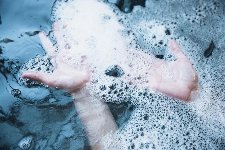 4-летняя девочка едва не задохнулась под слоем пены в бассейне отеля в Сочи