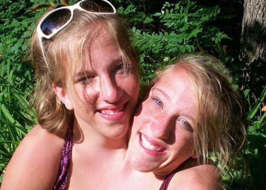 Несколько раз заметили на прогулке с новорожденным: сиамских сестер-близнецов Хенсел поздравили с материнством