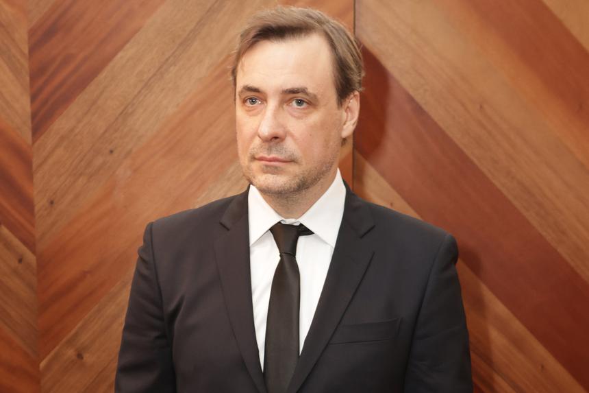 «Растем на его книгах»: актер Евгений Цыганов почтил память Сергея Довлатова в день рождения писателя