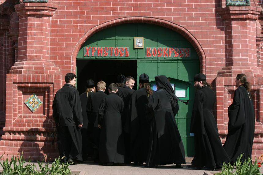 В РПЦ заявили, что православие не запрещает мужчинам носить юбки и платья