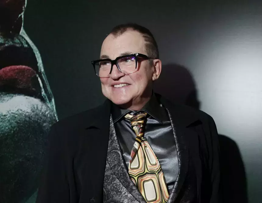 Улыбался и вел под руку: Дмитрий Дибров вышел в свет с певицами Катей и Волгой