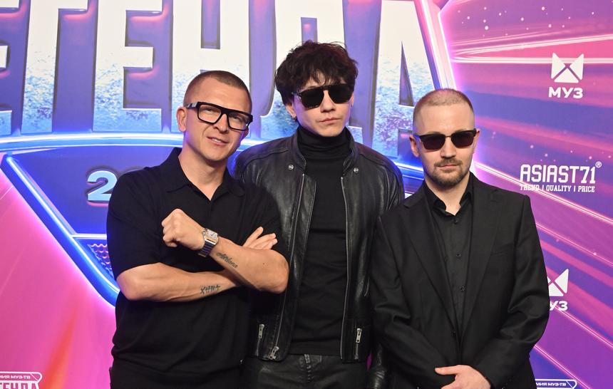 Глеб Викторов (посередине)