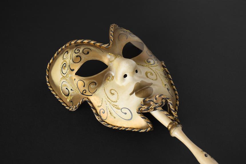 Патологическое влечение к азартным играм: худрук театральной студии проигрывал деньги учеников букмекерам