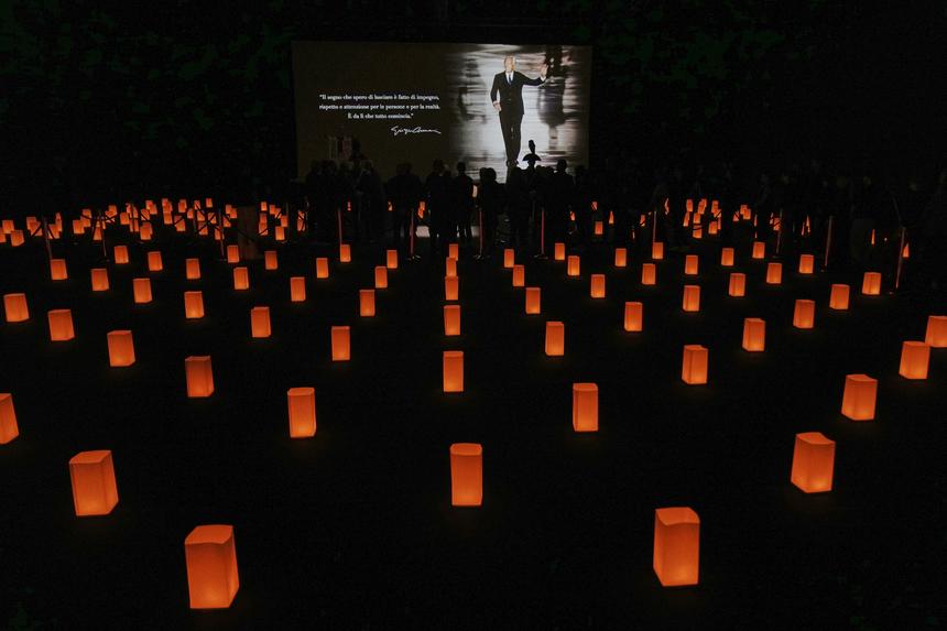 Две очереди, слезы, почетный караул: в Милане прощаются с модельером Джорджо Армани