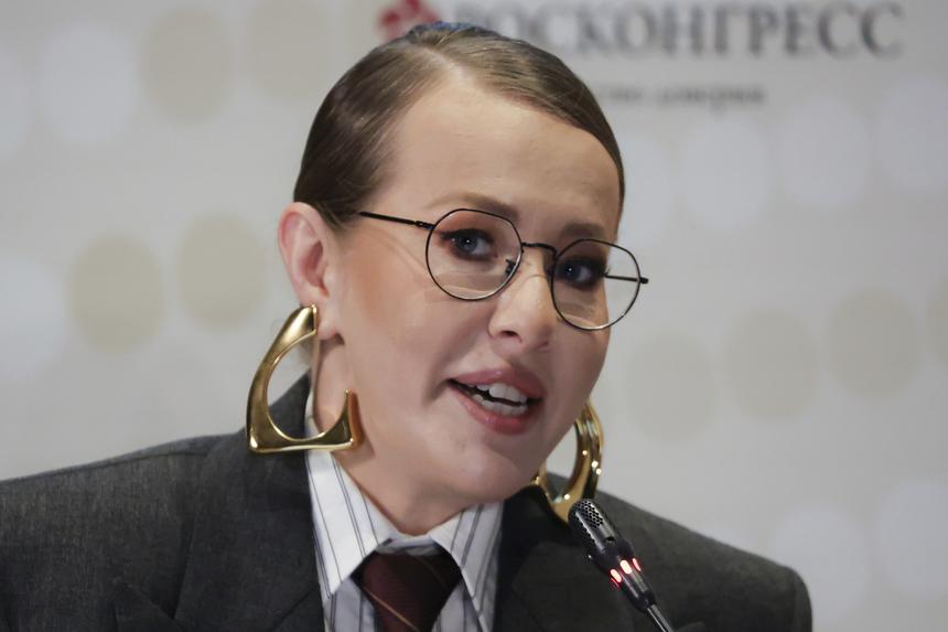 «Пятый элемент»: Рената Литвинова перекрасилась в огненно-рыжий и спровоцировала Собчак