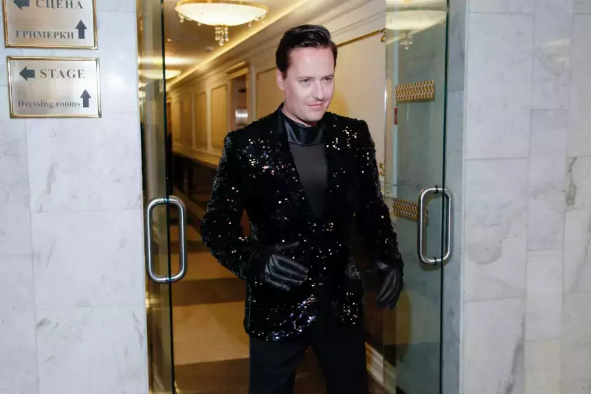 Директор Витаса опроверг наличие долгов певца за коммуналку