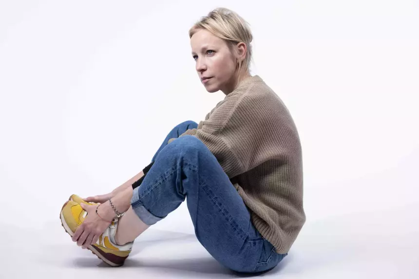 Подрабатывающая в Париже таксистом Мария Шалаева подобрала на улице старый диван