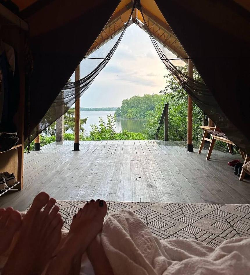 Больше не одна? Кристина Асмус намекнула на новый роман, показав фото с мужчиной