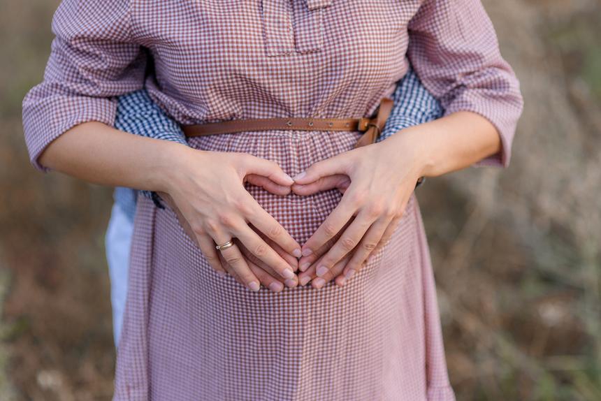 В Гонконге 58-летняя жена актера Чак-Фанг Вонга родила дочь после ЭКО