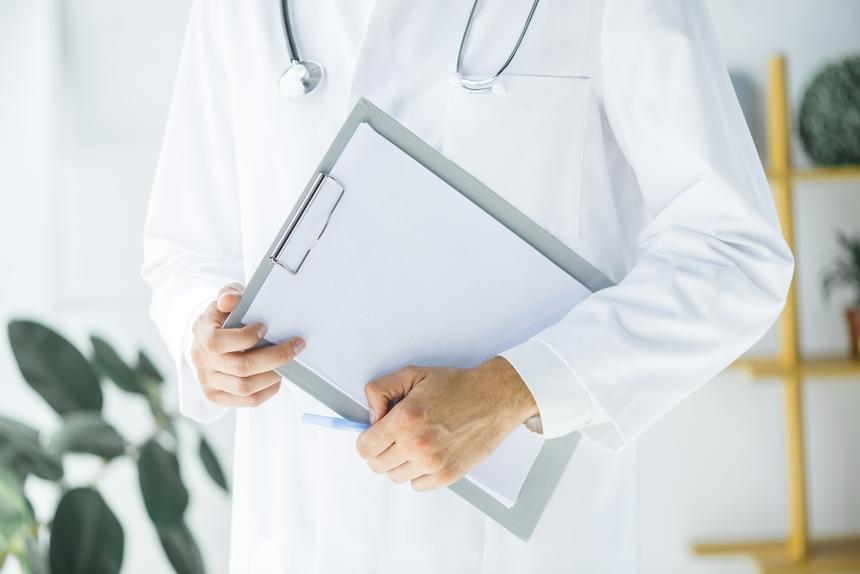 Невеста погибшего во время вызова к ребенку врача объяснила, почему не верит в его самоубийство