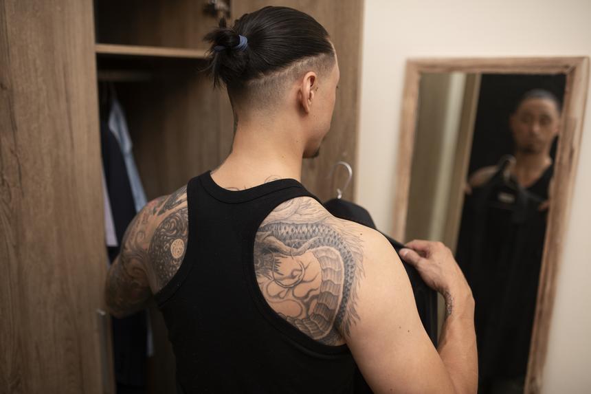 Есть одно ключевое условие: могут ли уволить на работе за татуировку, пирсинг или необычную прическу