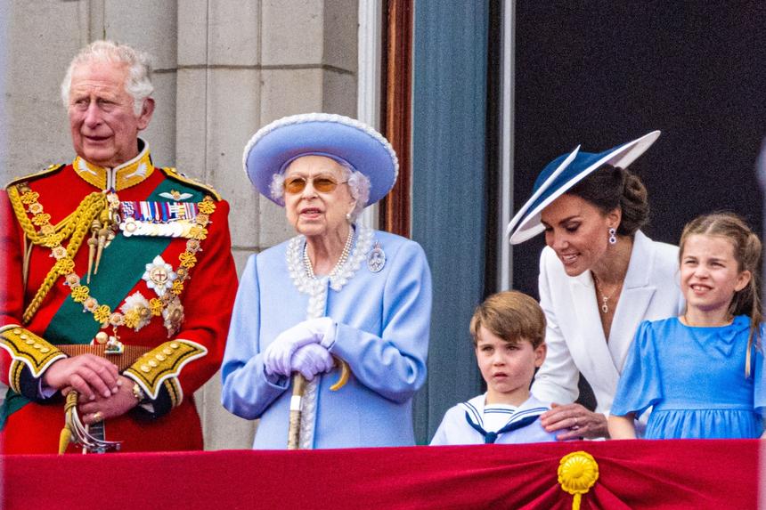 Платья стали не по размеру, ела очень мало: дворецкий впервые подробно рассказал, как умирала Елизавета II