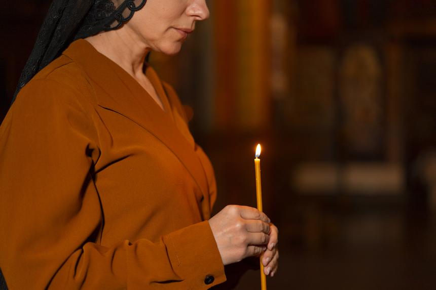 «Вы же не просите налить кофе в кафе бесплатно»: в РПЦ объяснили, почему в церкви не могут давать свечки даром