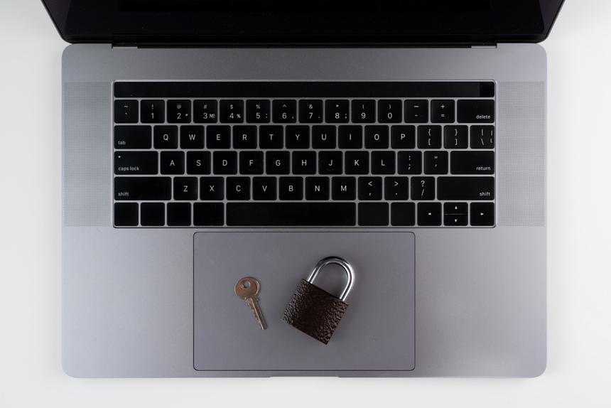 Российские карточки и сотрудники Meta*: кто и зачем взламывает аккаунты звезд в соцсетях