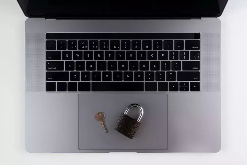 «Могут быть причастны»: бывший хакер рассказал о возможном участии сотрудников Meta* во взломах звезд