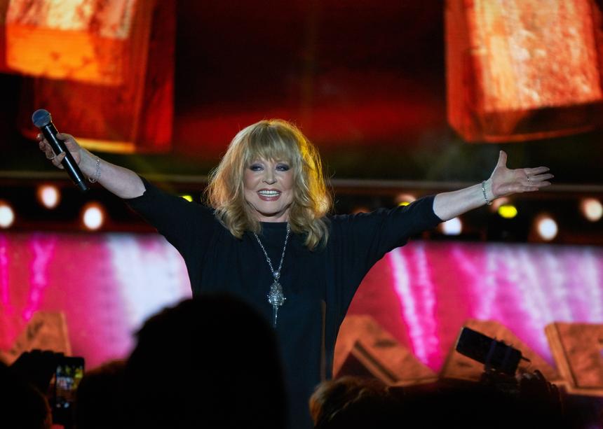 «Он хорошо ко мне относится. Время сейчас такое»: Алла Пугачева призналась в чувствах Никите Михалкову