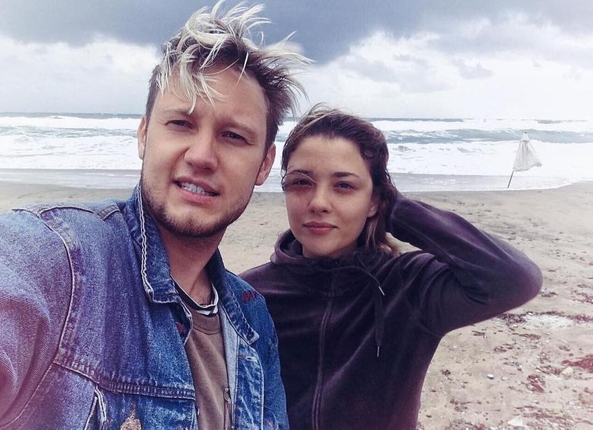 «Не осознаю случившееся. Теперь дети — мой смысл»: солист «Челси» Алексей Корзин не оправился от смерти жены