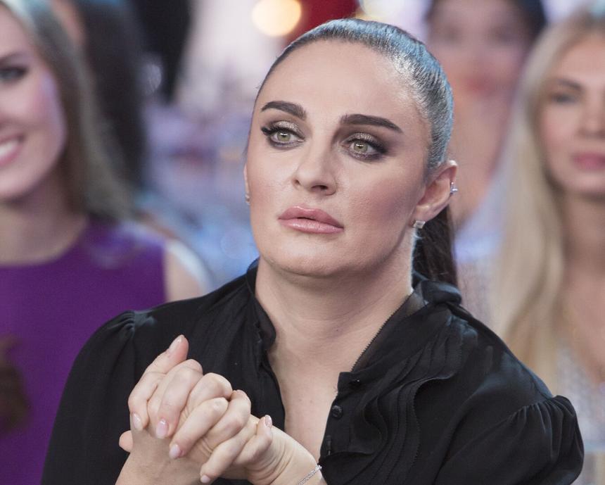 «Серьезные проблемы с голосом, не может петь»: Елену Ваенгу призвали пройти обследование из-за болезни