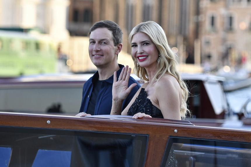 43-летняя Иванка Трамп вышла на публику с мужем в серебристом платье со шлейфом