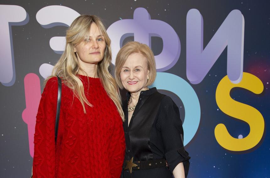 Работает в ЦУМе и одевает маму: чем занимается и как выглядит дочь Дарьи Донцовой