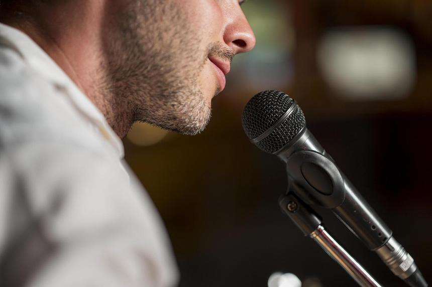 Лор объяснила, почему у мужчин сохраняется детский голос