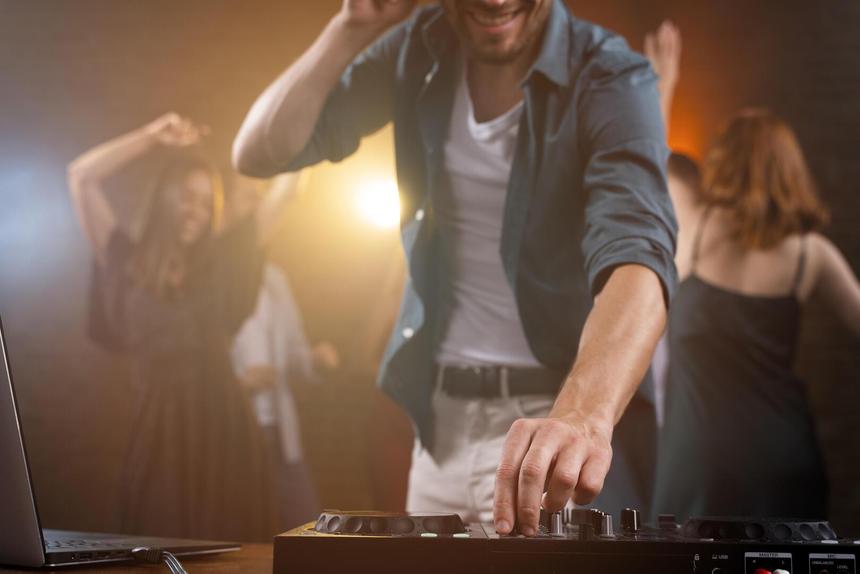 Любила вечеринки, попадала в реабилитационные центры: что говорят друзья о пропавшей в Таиланде 34-летней россиянке