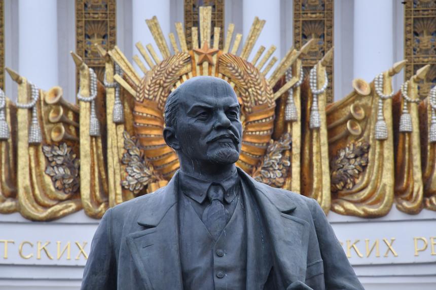 «Неуважение к наследию вождя!»: в российском регионе памятник Владимиру Ленину заменили на статую птицы
