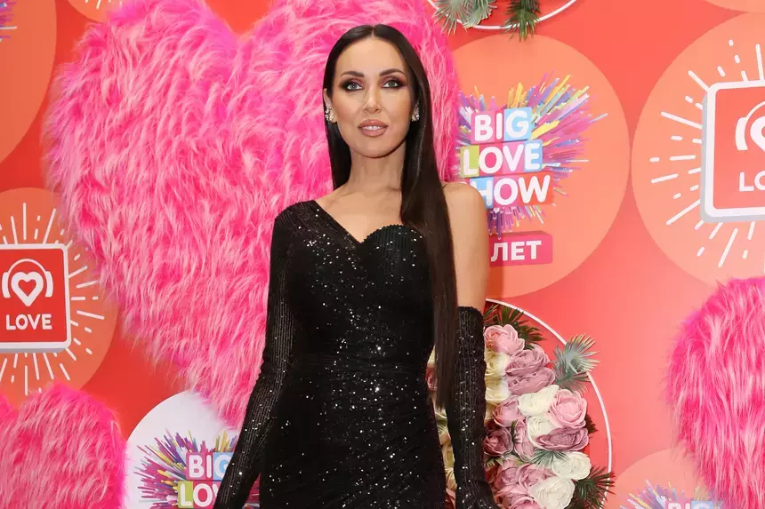 Певица Алсу взяла в руки оружие и показала, как научилась стрелять