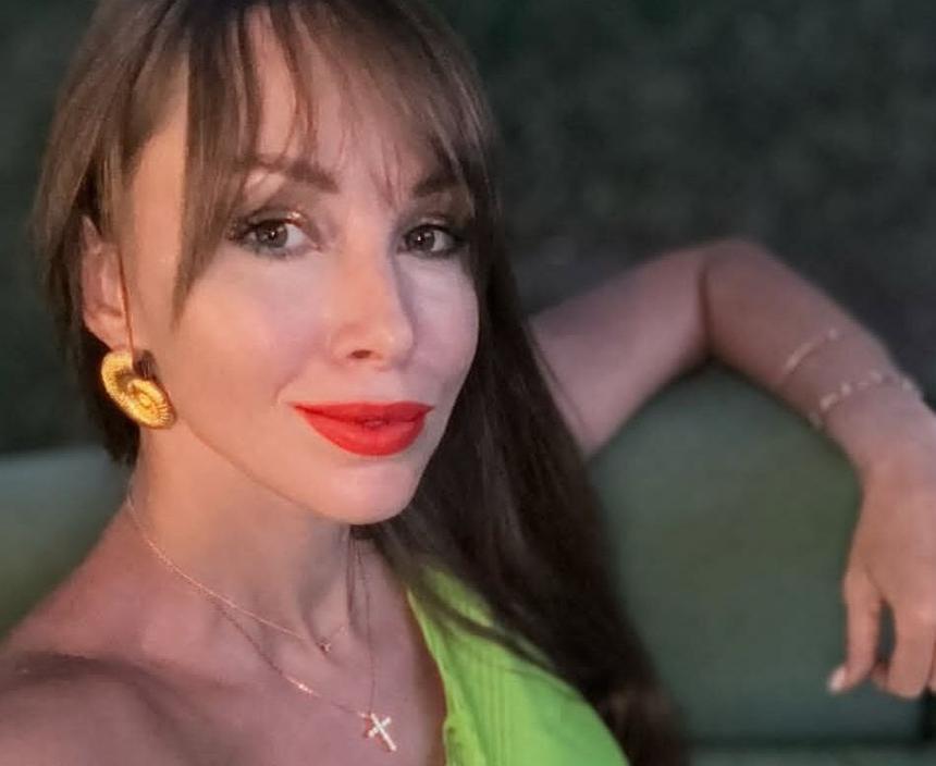 «Об этом даже не знает Дмитрий»: Полина Диброва разрыдалась в шоу Андрея Малахова, говоря о разводе