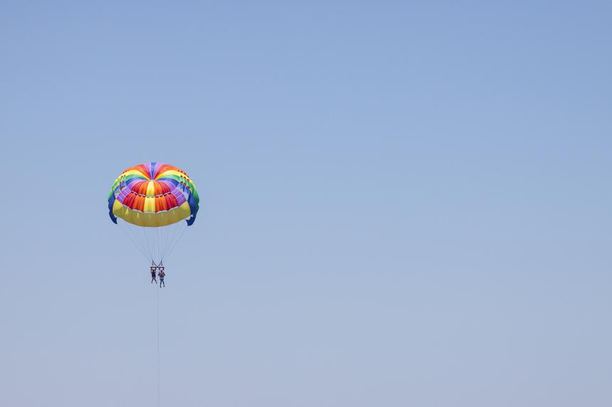 Перед смертью поругался с женой: россиянин погиб во время плановых прыжков с парашютом