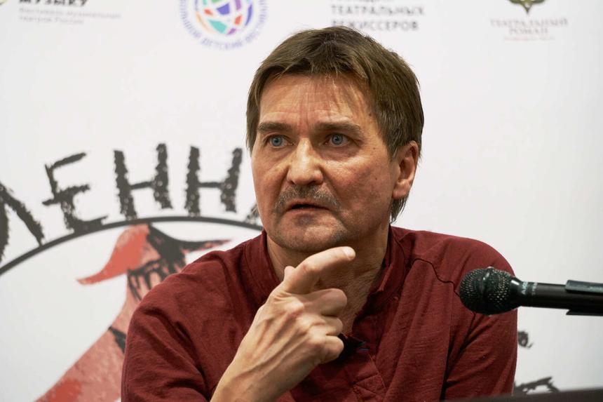 Приехали десятки человек: похороны режиссера Юрия Бутусова проходят в Москве