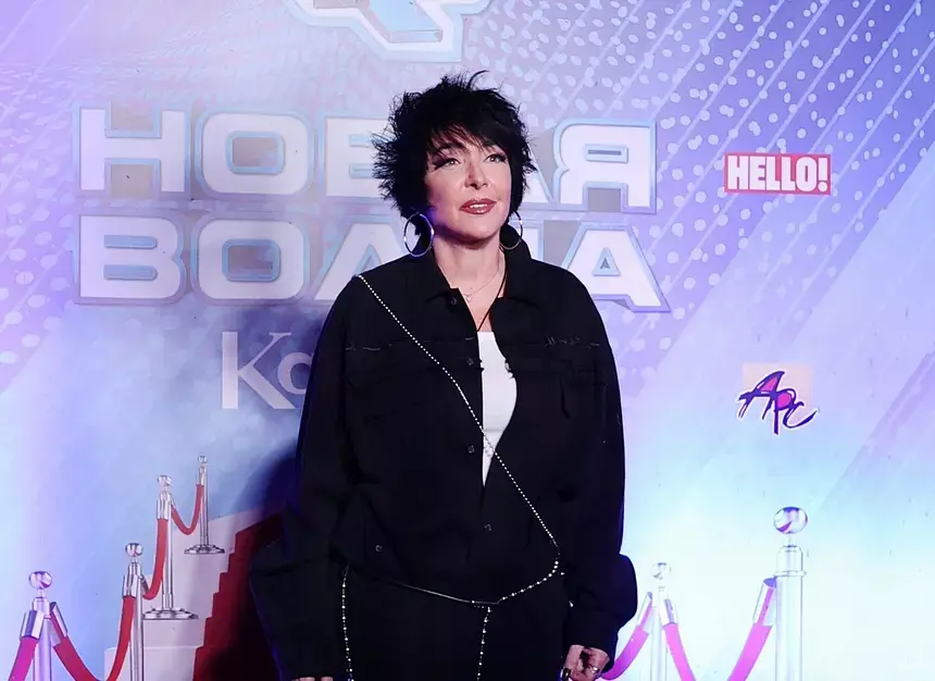 Лолита на коленях попросила прощения у зрителей во время концерта