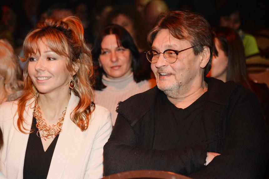 Актер Александр Домогаров вышел в свет с женой после тайной свадьбы