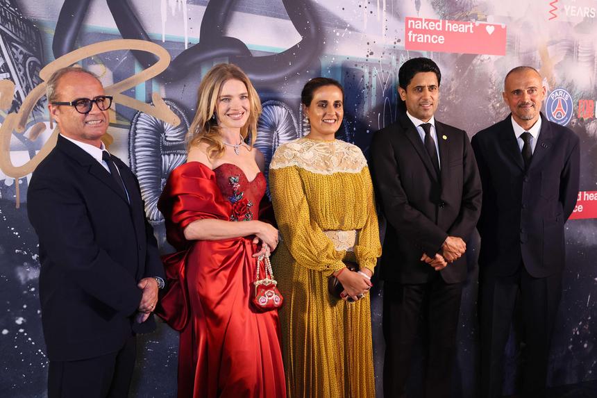 «Смотрится нелепо»: Наталья Водянова вышла в свет в Париже и подверглась критике из-за платья