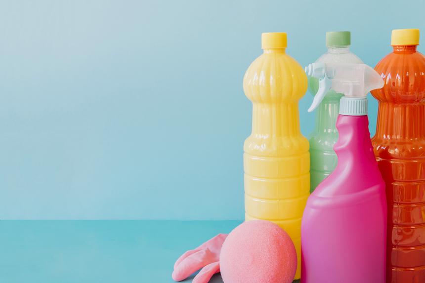 Уборщица перелила химию в бутылку из-под напитка: юная москвичка попала в больницу с сильнейшим ожогом пищевода