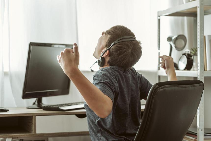 Подростка приговорили к 100 годам тюрьмы за убийство семьи после проигрыша в онлайн-игре