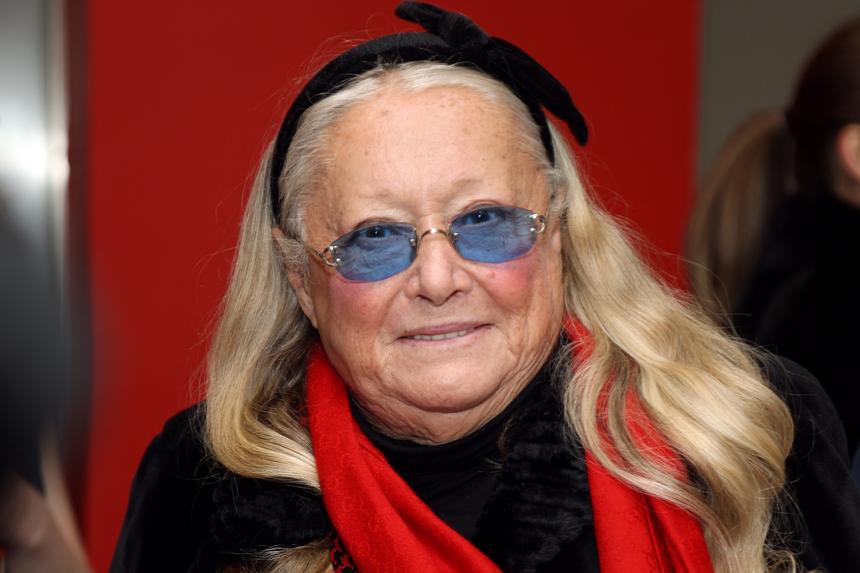 78-летняя жена Михалкова появилась в брюках со стразами и с распущенными волосами