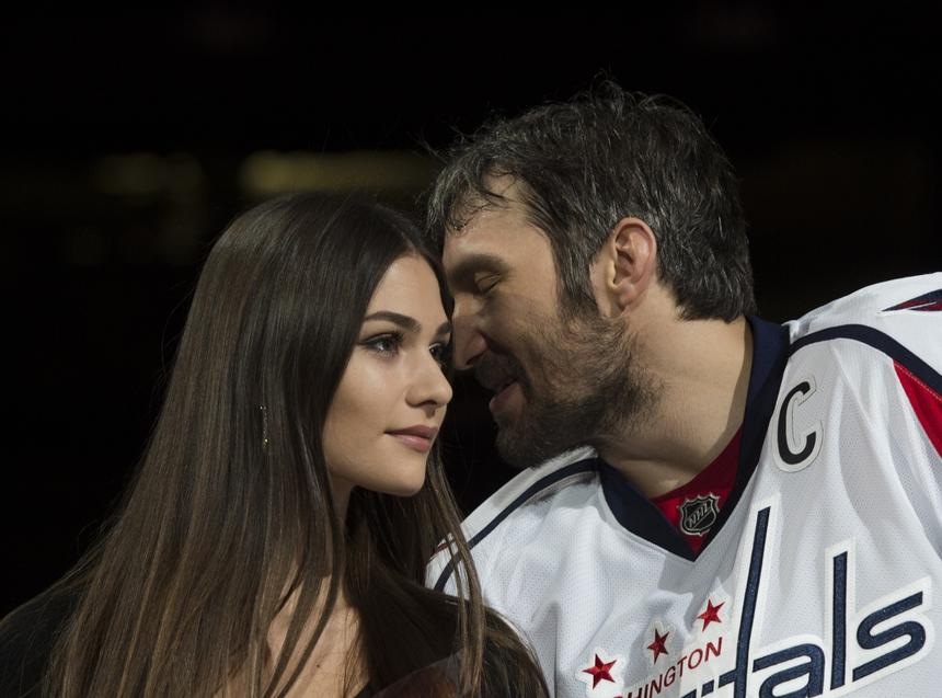 Супруга хоккеиста Александра Овечкина снялась в столице США с российским флагом