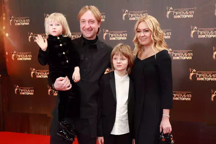 «А по-русски не поздравляется?»: подписчики раскритиковали Яну Рудковскую после дня рождения ее сына