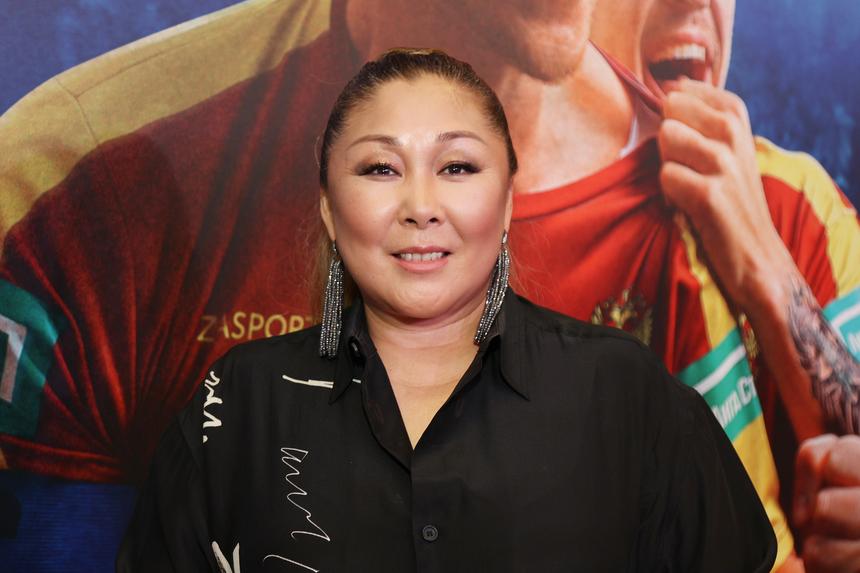 В салоне кровать, гардеробная и биотуалет: Анита Цой похвасталась автомобилем за 30 млн рублей