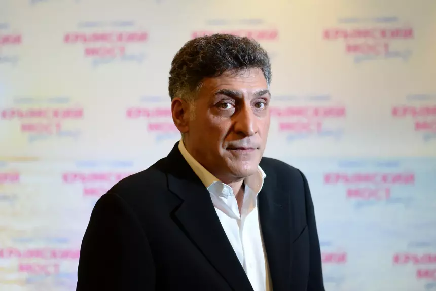 Венок от семьи Песковых и звезды в трауре: в Москве прощаются с Тиграном Кеосаяном