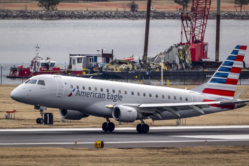 Безбилетный пассажир был найден мертвым в отсеке шасси самолета