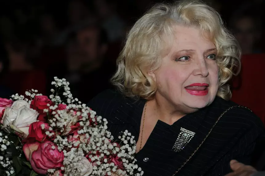 «Верим, что Доронина нас защитит»: сотрудники МХАТа надеются на помощь президента театра