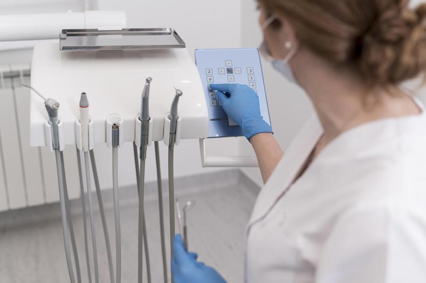 «Осложнения в каждом пятом-шестом случае»: стоит ли лечить зубы за границей